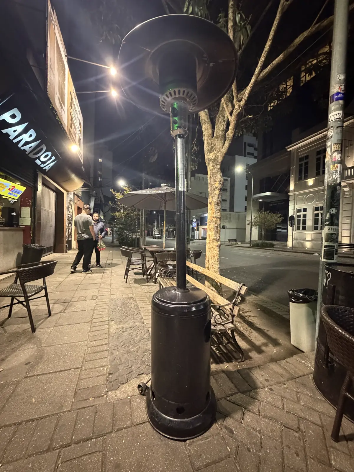 Fachada do Paradoja vista da rua à noite